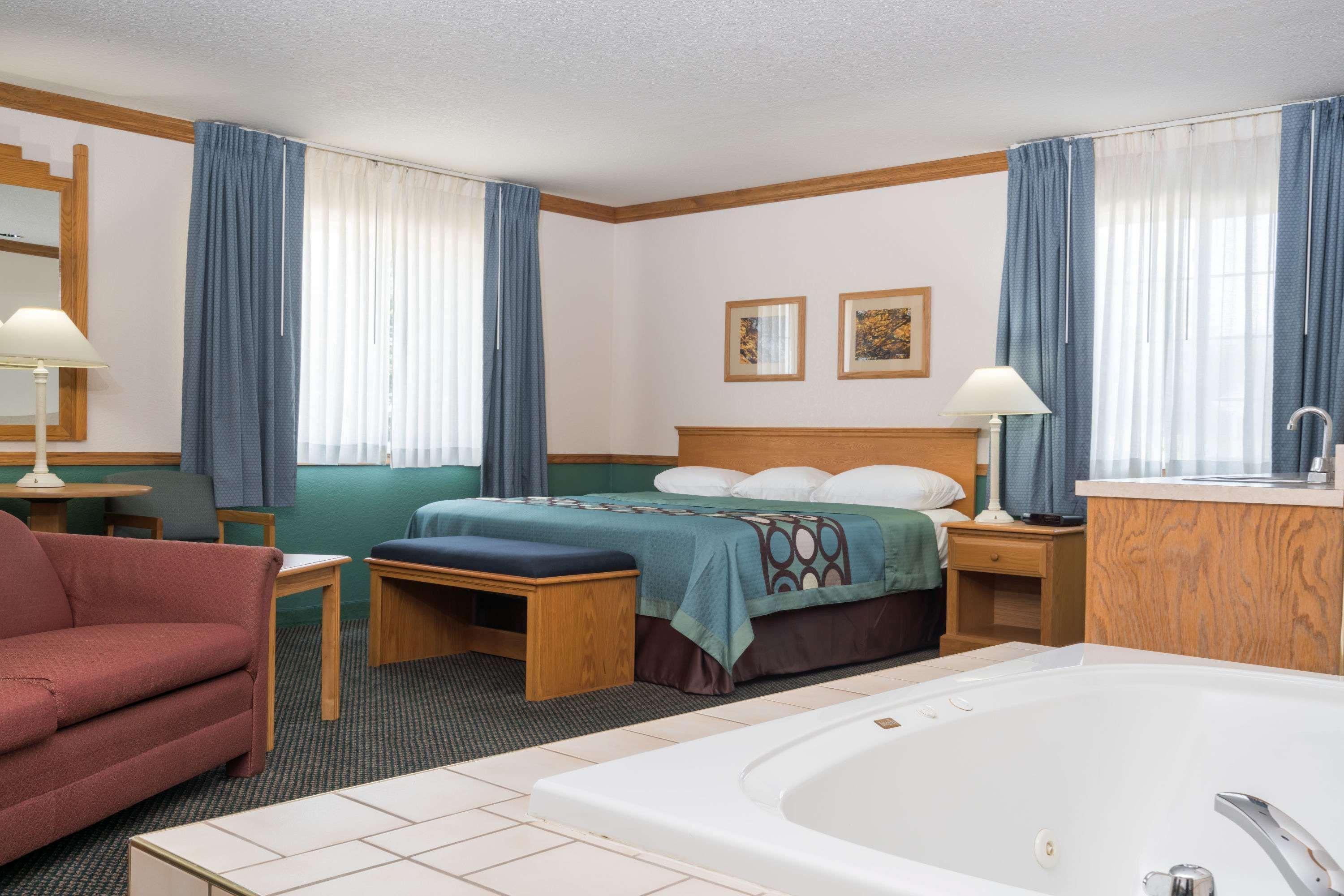 Super 8 By Wyndham Sheldon Hotel Exterior photo