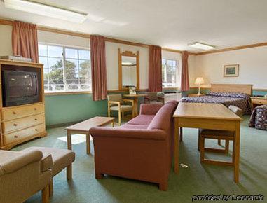 Super 8 By Wyndham Sheldon Hotel Room photo